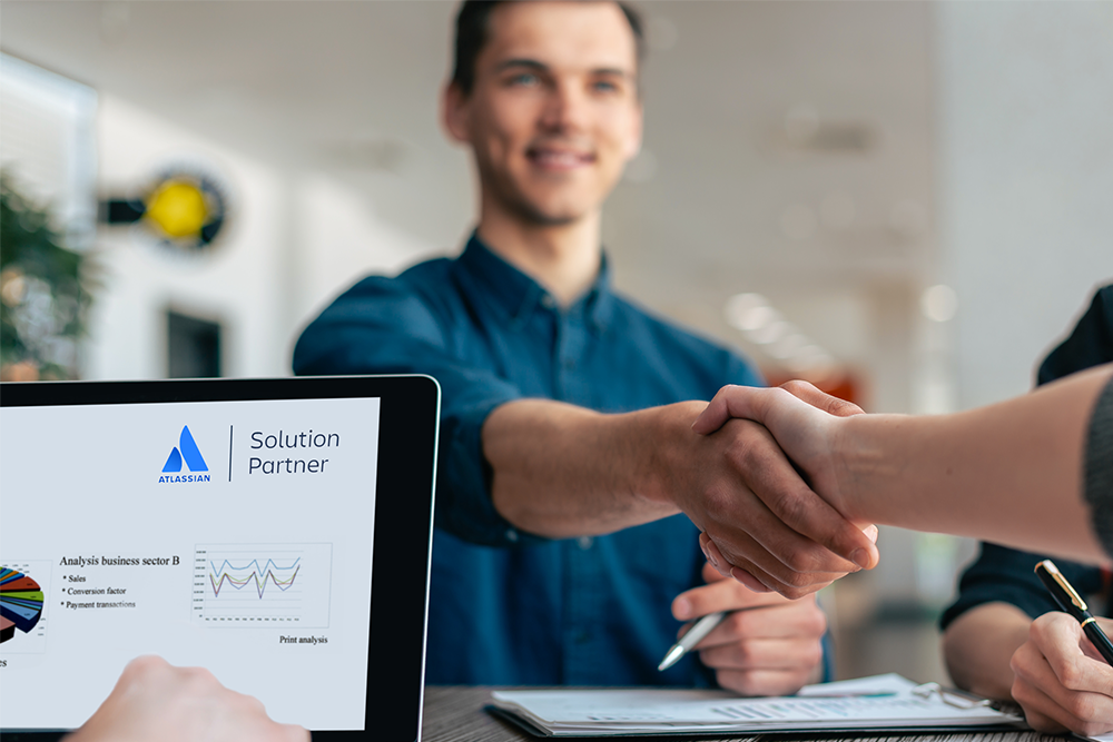 Atlassian-Lösungen Schaubild mit Handschlag und Atlassian Logo