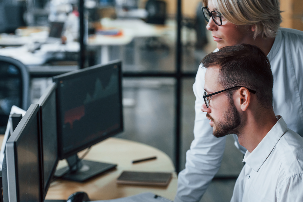 Cybersicherheit Schaubild mit Menschen an PC