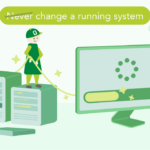 Illustration zum Thema System-Updates: Drei HONICON-Figuren führen aktiv ein Server-Update durch – eine arbeitet am Server-Rack, eine steht auf einem Server und hält ein Verbindungskabel, eine dritte beobachtet den Fortschrittsbalken auf einem Monitor mit Ladeanimation. Die Überschrift „Never change a running system" ist durchgestrichen – der alte Grundsatz gilt nicht mehr.